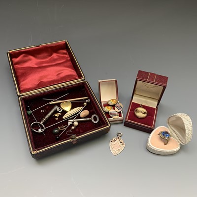 Lot 2512 - A 9ct gold bridge pencil, a Shibayama brooch,...