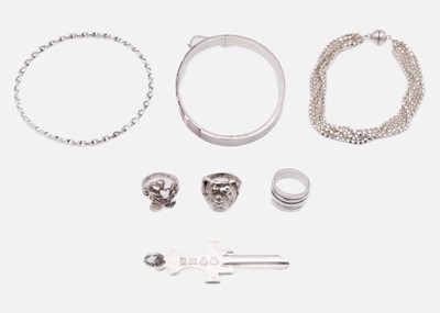 Lot 1 - A selection of silver and white metal jewellery.