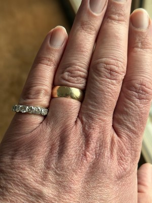 Lot 65 - A good platinum 4.00ct diamond set full eternity ring.