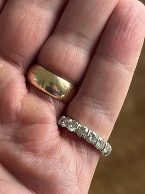 Lot 65 - A good platinum 4.00ct diamond set full eternity ring.