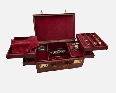 Lot 14 - A burgundy leather-covered jewellery box, containing a little costume jewellery.