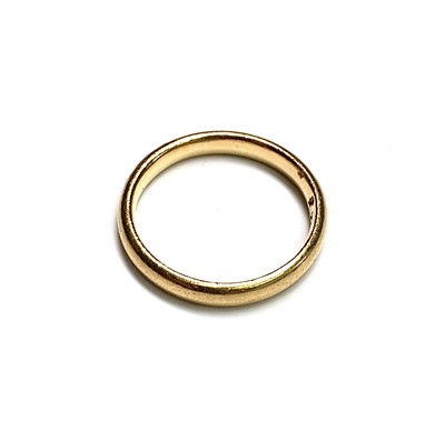 Lot 2528 - A 22ct gold ring, 5.1g.