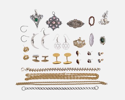 Lot 17 - A selection of costume jewellery, including a silver curb bracelet.