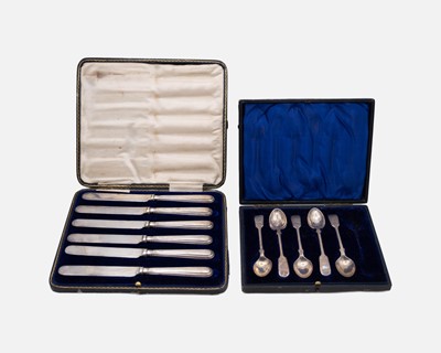 Lot 237 - A cased set of five Edwardian silver fiddle-patterned teaspoons by Joseph Rodgers & Sons.
