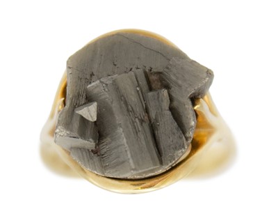 Lot 121 - A 14k pyrite set cocktail ring.