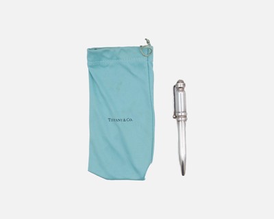 Lot 158 - TIFFANY & CO - a Paloma Picasso 'Groove' sterling silver retractable ballpoint pen.