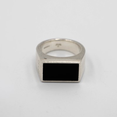 Lot 79 - A GUCCI Onyx set ring.