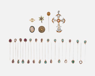 Lot 34 - A selection of costume jewellery.