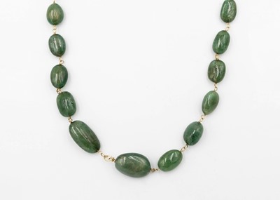Lot 18 - An emerald graduated bead necklace, strung to a silver-gilt lobster clasp.