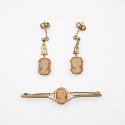 Lot 28 - A 9k shell cameo bar brooch and pair of cameo drop earrings.