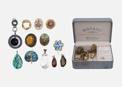 Lot 5 - A selection of costume jewellery.