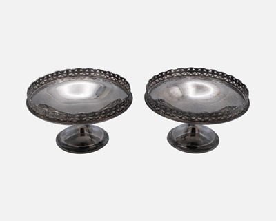 Lot 206 - A pair of George V silver pedestal bonbon dishes by Blackmore & Fletcher Ltd.