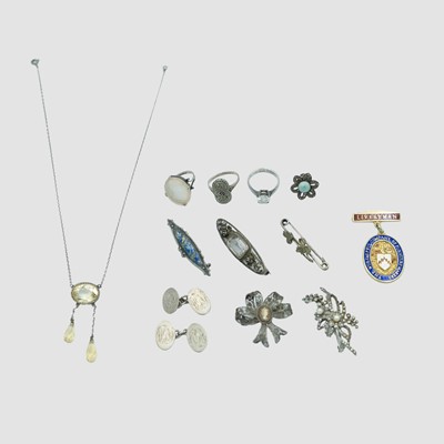 Lot 58 - A selection of silver jewellery.