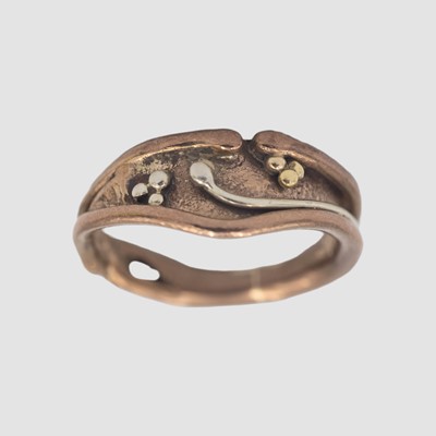 Lot 82 - LES GRIMSHAW - A 9k rose and silver applied band ring.