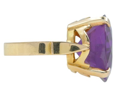 Lot 6 - A high-purity gold cocktail ring set with a purple colour-change synthetic sapphire.