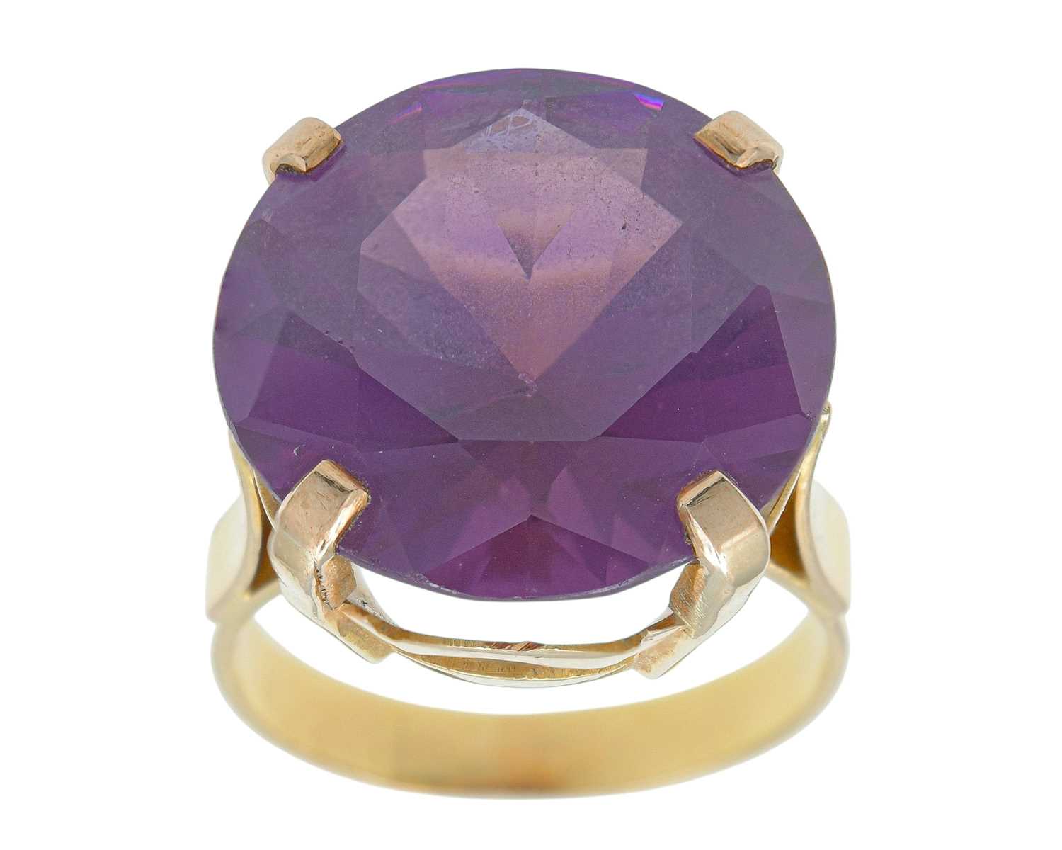 Lot 6 - A high-purity gold cocktail ring set with a purple colour-change synthetic sapphire.