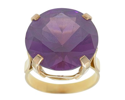 Lot 6 - A high-purity gold cocktail ring set with a purple colour-change synthetic sapphire.
