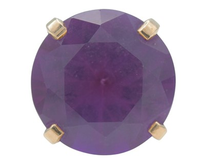 Lot 6 - A high-purity gold cocktail ring set with a purple colour-change synthetic sapphire.