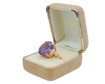 Lot 6 - A high-purity gold cocktail ring set with a purple colour-change synthetic sapphire.