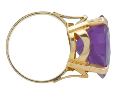 Lot 6 - A high-purity gold cocktail ring set with a purple colour-change synthetic sapphire.