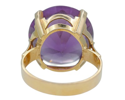 Lot 6 - A high-purity gold cocktail ring set with a purple colour-change synthetic sapphire.