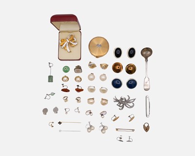 Lot 16 - A selection of costume jewellery, including a cognac amber necklace and pair of earrings.