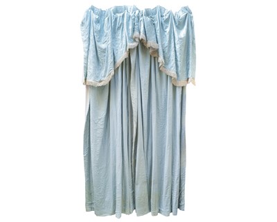 Lot 658 - A pair of curtains with a decorative pelmet.
