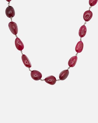 Lot 30 - A red dyed quartz irregular bead necklace.