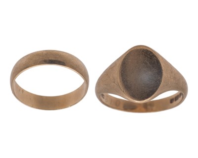 Lot 82 - A 9k gentleman's signet ring, and a 9k band ring.