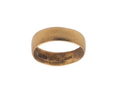 Lot 85 - A 22k hallmarked gold band ring.