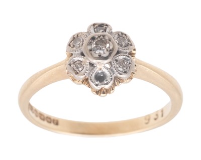 Lot 95 - An 18k hallmarked gold diamond set daisy cluster ring.
