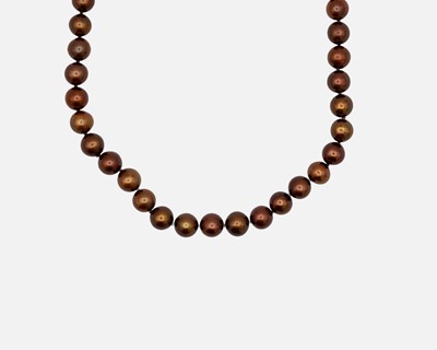 Lot 86 - A chocolate freshwater cultured pearl necklace fitted to a 9k yellow and white gold clasp.