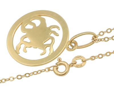Lot 4 - An 18k Scorpio zodiac pendant on an 18k trace-link 20.75" neck chain.