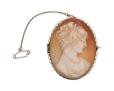 Lot 31 - A 9k mounted oval shell cameo brooch.