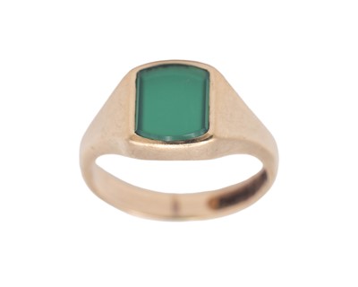 Lot 50 - A 9k hallmarked gold chrysoprase set signet ring.