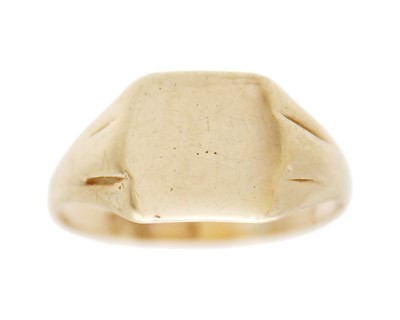 Lot 66 - A 9k hallmarked gold gentleman's signet ring.