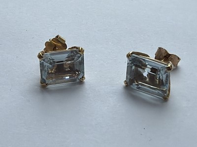 Lot 20 - A pair of good emerald-cut large aquamarine stud earrings, set in 18k gold.