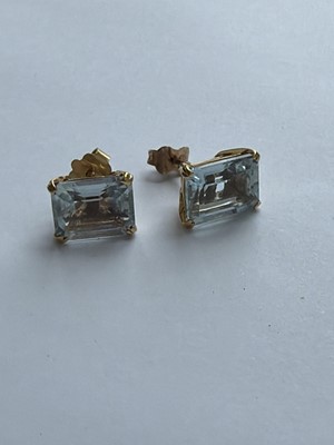 Lot 20 - A pair of good emerald-cut large aquamarine stud earrings, set in 18k gold.