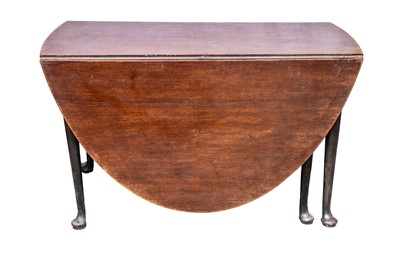 Lot 865 - A George III mahogany drop leaf oval table.