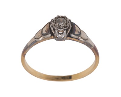 Lot 125 - An 18k and platinum diamond set solitaire ring.