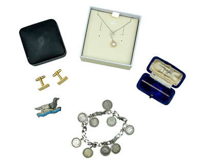 Lot 244 - A selection of jewels.