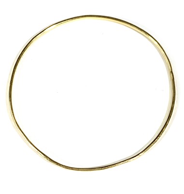 Lot 2302 - Breon O'CASEY (1928-2011) An 18ct gold bangle...