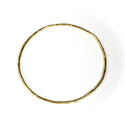 Lot 2529 - Breon O'CASEY (1928-2011) An 18ct gold bangle...