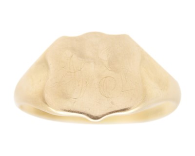 Lot 58 - An 18k gentleman's shield shaped signet ring.