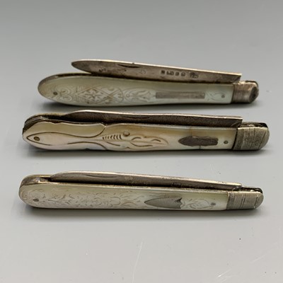 Lot 2520 - Three fruit knives, each with decorated mother-...