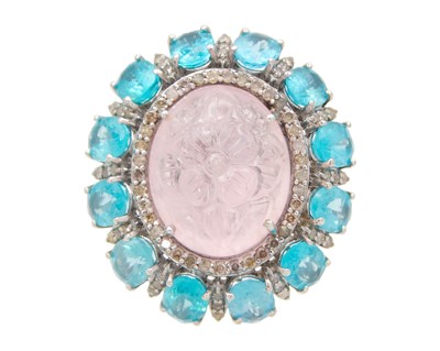 Lot 94 - A large dress ring in white metal with oval carved morganite surrounded by oval apatites.