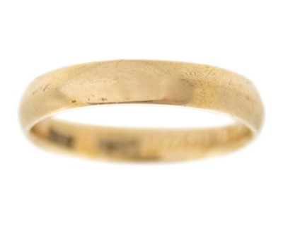 Lot 141 - An 18k band ring.