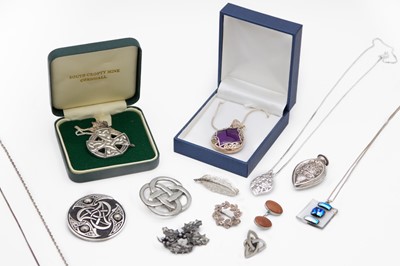 Lot 195 - A selection of 925 silver jewellery.