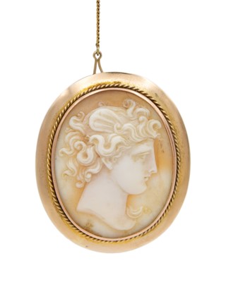 Lot 162 - A very fine 9k mounted oval shell cameo brooch.
