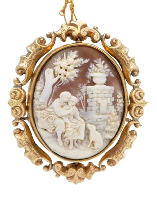 Lot 177 - An ornate 9k mounted oval shell cameo memorial brooch.